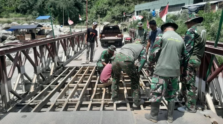 Jembatan Bailey Rusak, TNI dan Warga Lakukan Perbaikan
