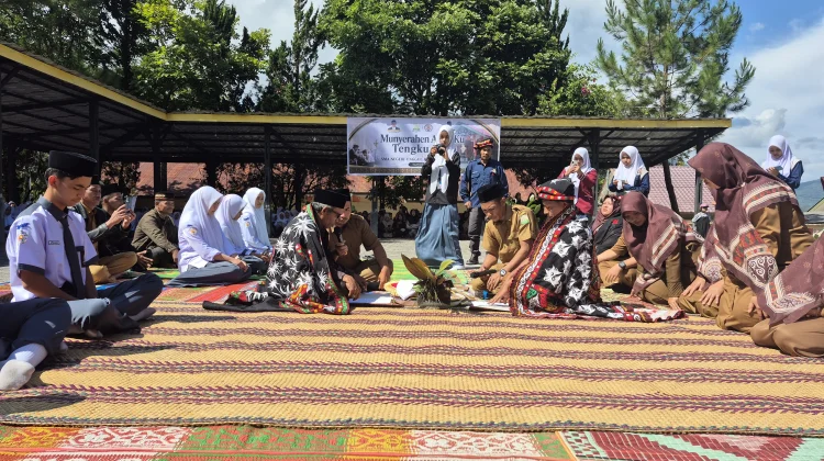 SMA Binaan Bener Meriah Gelar Prosesi Adat Munyerahen Anak Ku Tengku Guru