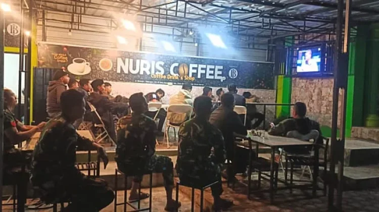 Danramil 04 PRG Gelar Nobar Piala Dunia Dengan Warga di Warung Kopi