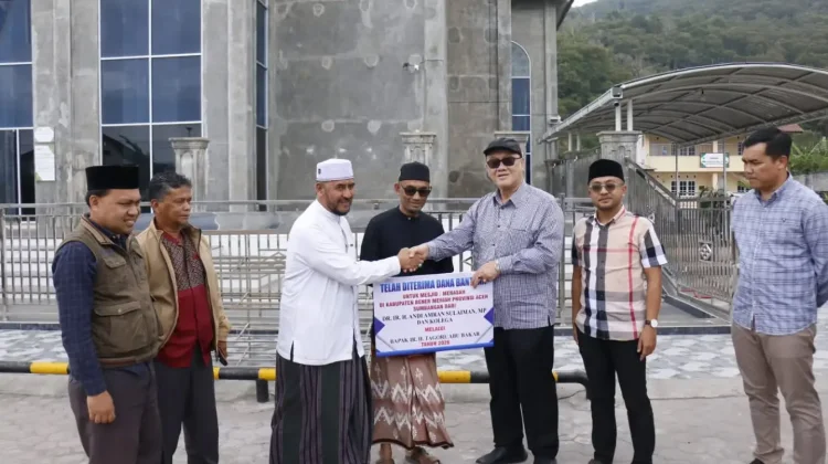 Bupati Tagore Salurkan Bantuan Mentan untuk Pembangunan Masjid