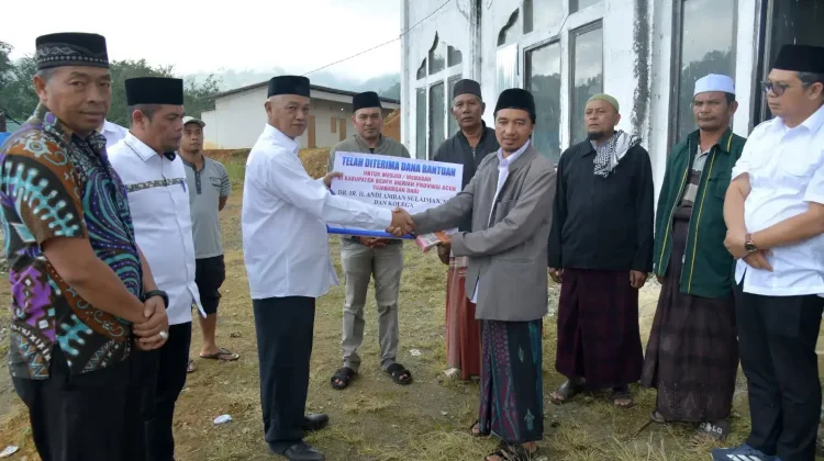 Wabup Bener Meriah Salurkan Bantuan Perbaikan Masjid dari Mentan RI