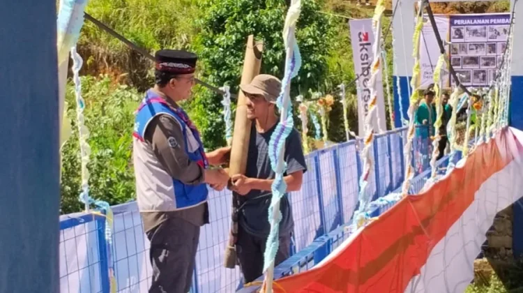 Anies Baswedan Resmikan Jembatan Titian Persatuan di Kampung Kemerleng