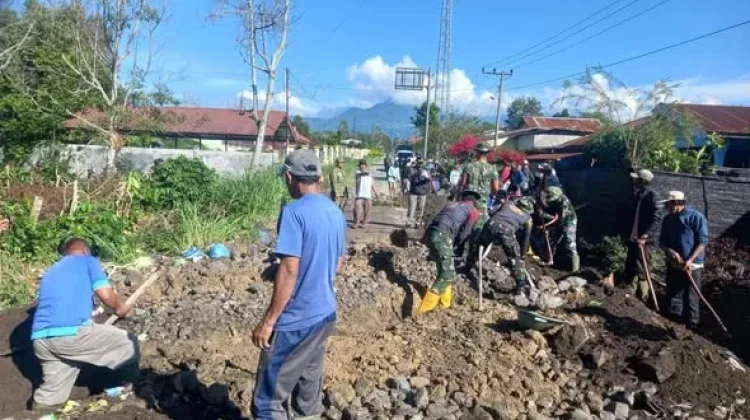 Sambut HUT RI ke-81,  Forkopimcam Bandar  Gelar Gotong Royong Massal