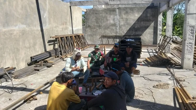 Babinsa  Pererat Silaturahmi dengan Pekerja Pembangunan KDKMP