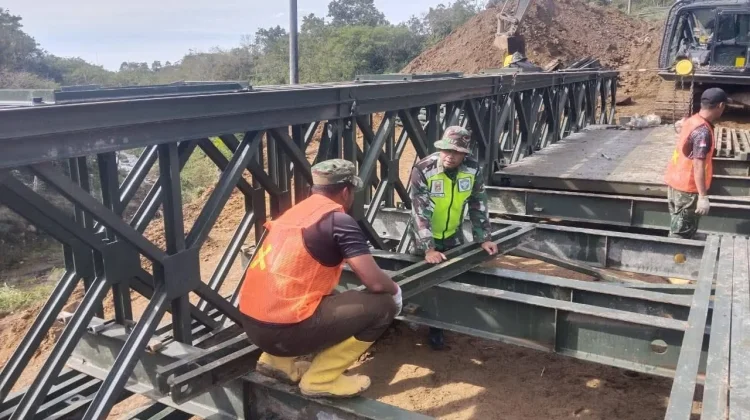 TNI dan Warga Kebut Pembangunan Jembatan Bailey Bale Musara