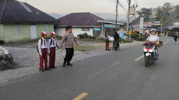 Polsek Silih Nara Bantu Seberangkan Siswa Sekolah