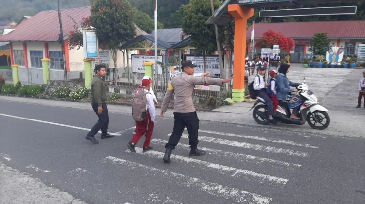 Polsek Silih Nara Hadir di Jam Sibuk Bantu Anak Sekolah Menyeberang Jalan