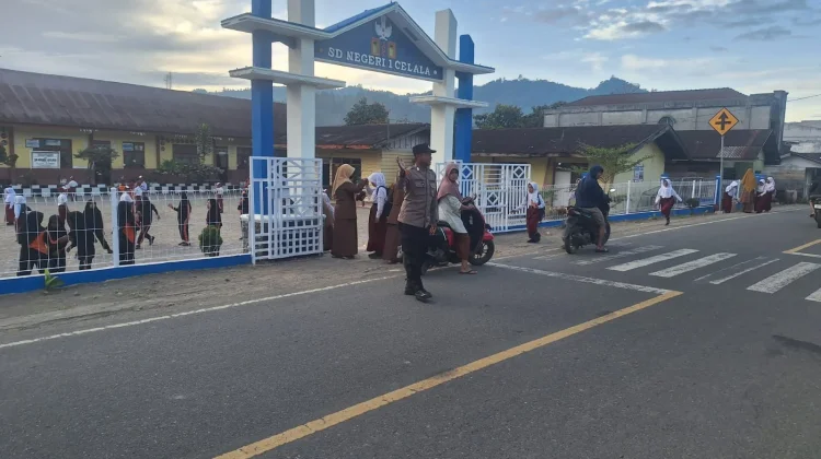 Polsek Celala Bantu Pelajar Menyeberang dan Jaga Keselamatan Pengguna Jalan