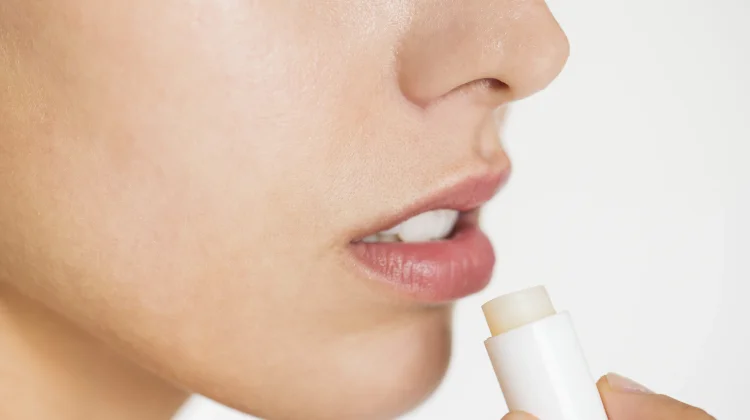 Jangan Asal Pakai Lip Balm, Bisa Jadi Bibir Makin Kering