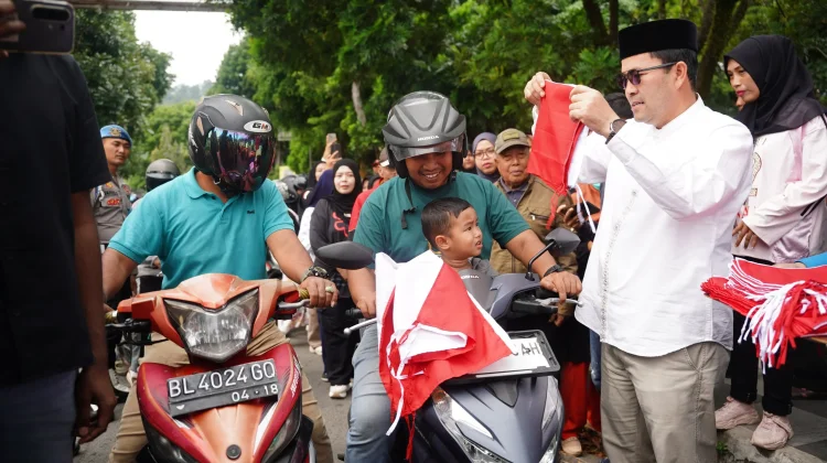 Warga Aceh Tengah Antusias Sambut Pembagian Bendera Merah Putih