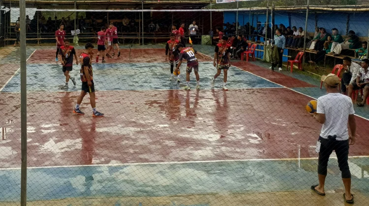 Hujan Deras Sempat Hentikan Pertandingan, Warga Tetap Antusias Saksikan Turnamen