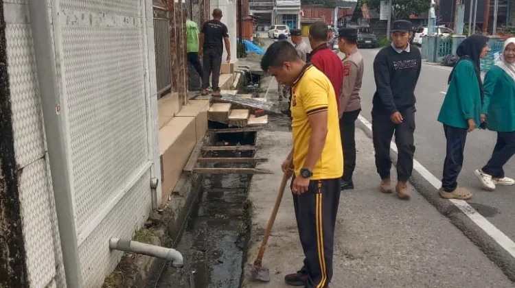 Sambut HUT RI, Polsek Bandar Bersama Warga Bhakti Sosial di Meunasah An-Nur