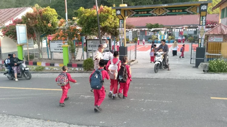Polsek Silih Nara Bantu Kelancaran Lalu Lintas dan Keselamatan Pelajar