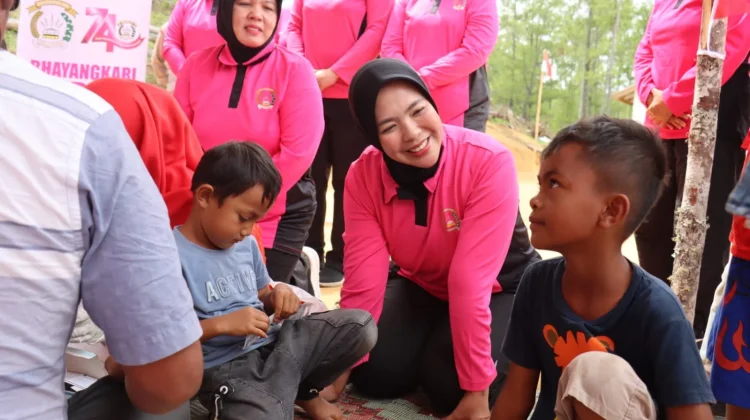 Bhayangkari Aceh Tengah Hadirkan Bansos Huntara Linge