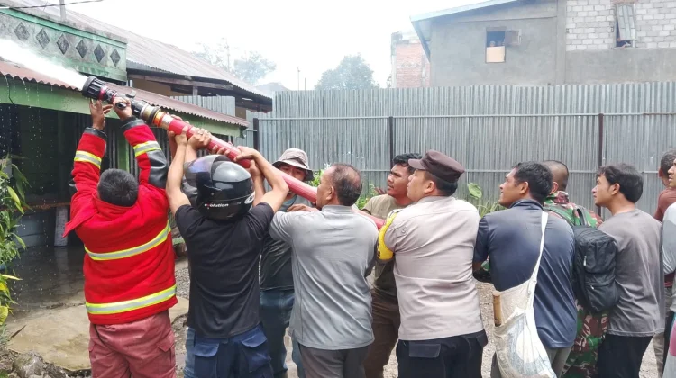 Polsek Silih Nara Bantu Padamkan Kebakaran Rumah Warga
