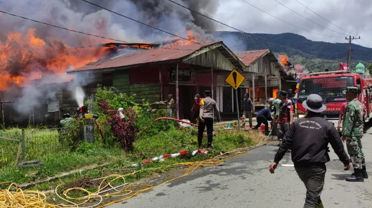 Polsek Jagong Jeget Bantu Padamkan Kebakaran di Kawasan Pasar Jagong Jeget