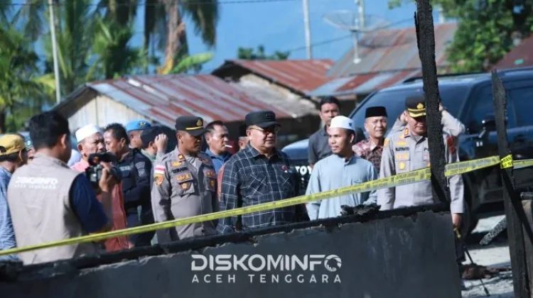 Bupati Agara Serahkan Bantuan Masa Panik Korban Kebakaran Pesantren