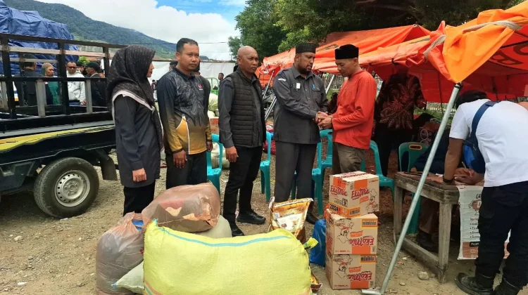 Bawaslu Bener Meriah Salurkan Bantuan untuk Korban Kebakaran Jagong Jeget