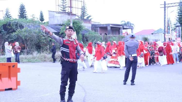 Puluhan Personel Polres Bener Meriah Amankan Karnaval HUT ke-81 Kemerdekaan RI
