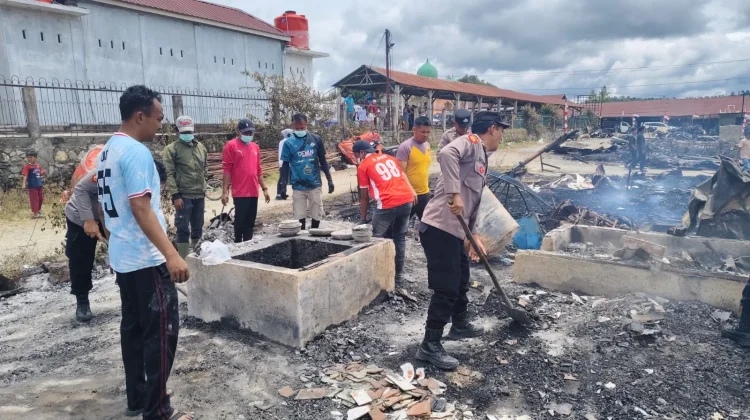 Polisi dan Warga Bersihkan Puing Pasca Kebakaran di Jagong Jeget