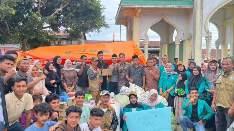 Mahasiswa PPKPM Kelompok 8 bersama masyarakat Kampung Antara Salurkan Bantuan