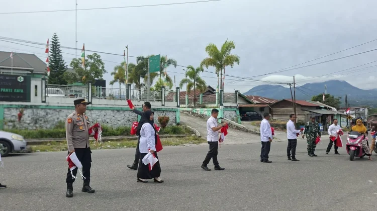 Semarakan HUT RI, Forkopimcam Wih Pesam Bagikan Bendera Merah Putih