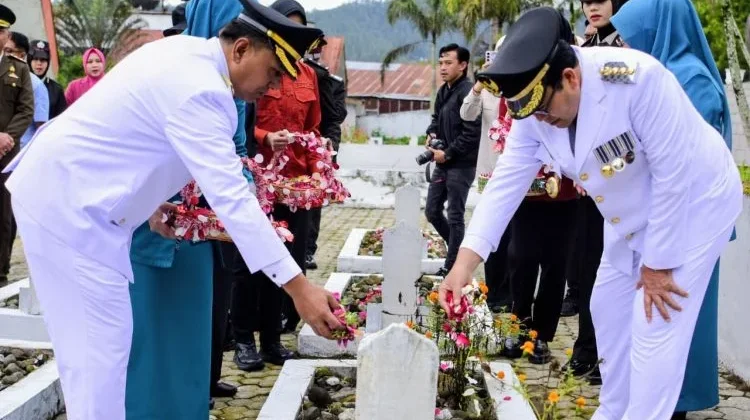 Sambut HUT RI Ke-81, Upacara Ziarah Makam Digelar Khidmat di TMP Reje Bukit
