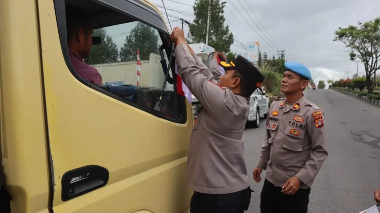 Sambut HUT RI, Polres Bener Meriah 100 Bagikan Bendera Merah Putih