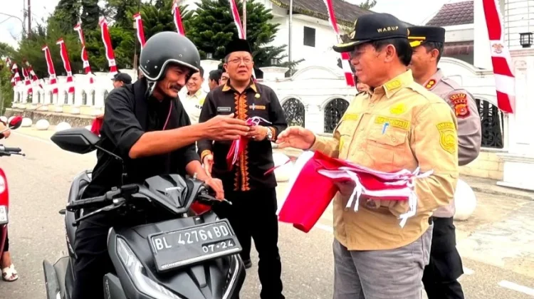 Pemkab Gayo Lues Bagikan Bendera Merah Putih jelang HUT Ke-81 RI