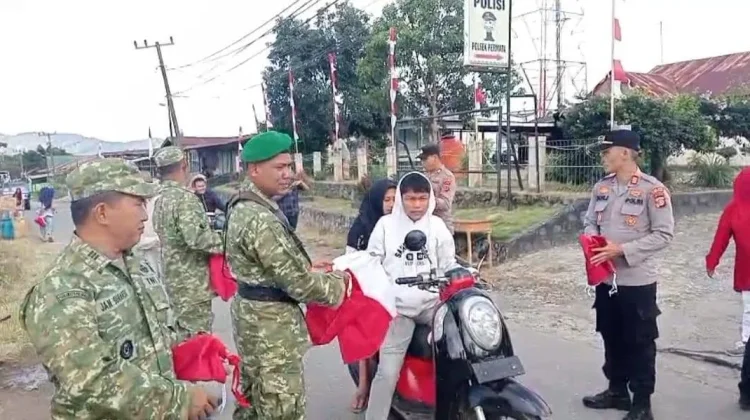 Forkopimcam Permata Bagikan 200 Bendera Merah Putih kepada Masyarakat