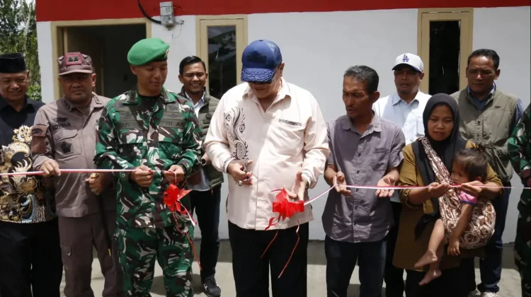 Bupati Bener Meriah Serahkan Bantuan Bedah Rumah kepada Masyarakat Kurang Mampu