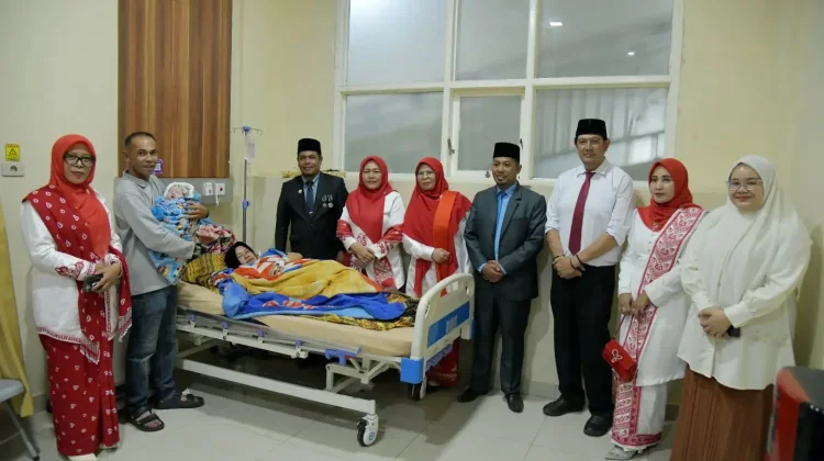 Lahir Tepat di HUT RI, Sekda Bener Meriah Beri Hadiah