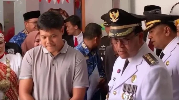 Bupati Haili Serahkan Adminduk untuk Bayi yang Lahir di 17 Agustus