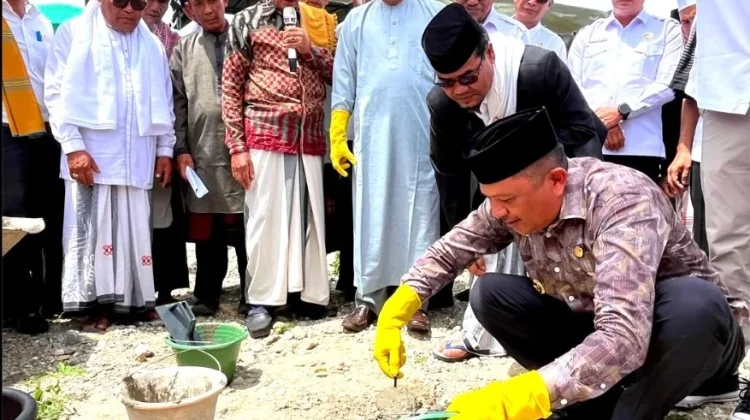 Bupati Letakkan Batu Pertama Pesantren Haqqul Yaqin Sena Rebung