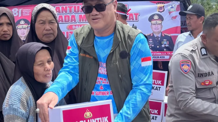 Polres Bener Meriah Salurkan 50 Paket Bansos di Sela Tanam Bawang Putih Serentak