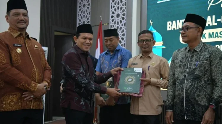 Wagub Aceh Salurkan 50.000 Al-Qur’an Bantuan Kerajaan Arab Saudi