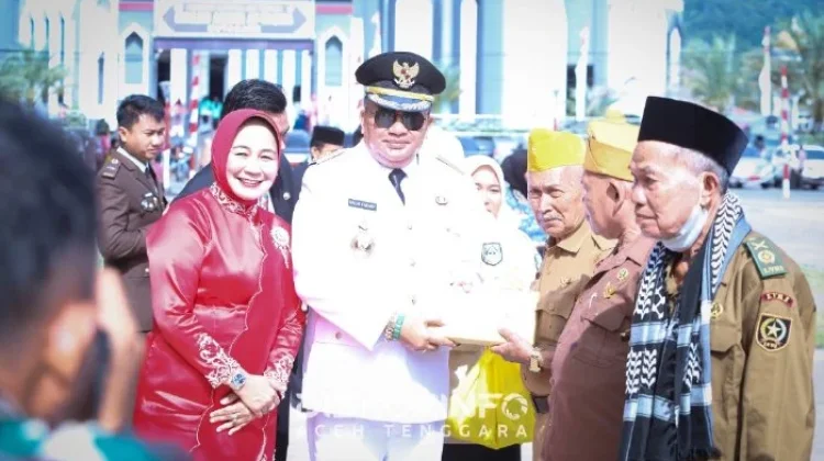 Fakhry Serahkan 32 Bingkisan kepada Veteran Pada Upacara Peringatan HUT ke 81 RI