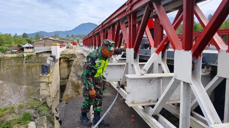 Babinsa Koramil Wih Pesam Cek Kondisi Jembatan Bailey Jamur Ujung