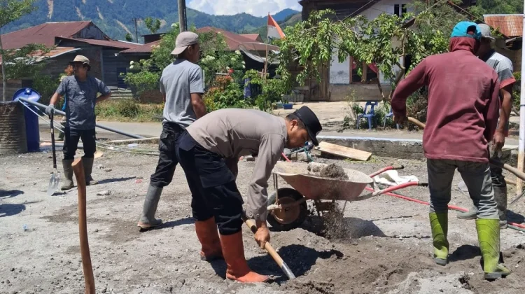 Polsek Pegasing Bersama Warga Gotong Royong Bangun dan Bersihkan Masjid