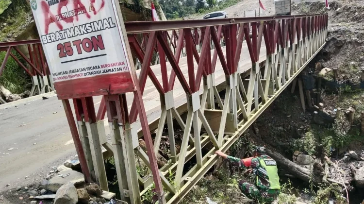 Babinsa Pantau Jembatan Bailey Burni Pase