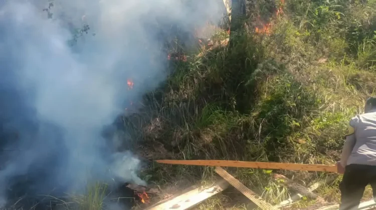 Polsek Bukit Bersama Warga Padamkan Kebakaran Lahan di Tingkem Bersatu