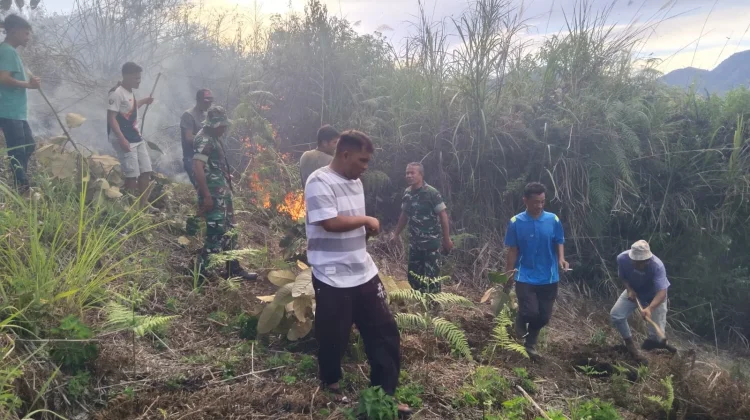 TNI Bersama Masyarakat Padamkan Api di Desa Uring