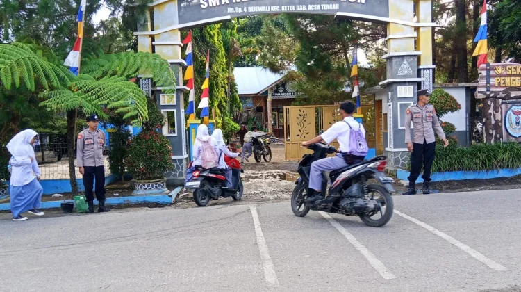 Polsek Ketol Bantu Lancarkan Arus Lalu Lintas