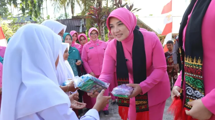 Ketua Bhayangkari Daerah Aceh Tinjau Penampungan Air Bersih di Syiah Utama