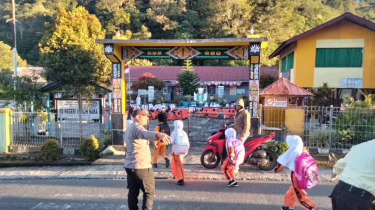 Polisi Aceh Tengah Bantu Pelajar Menyeberang dan Lancarkan Lalu Lintas