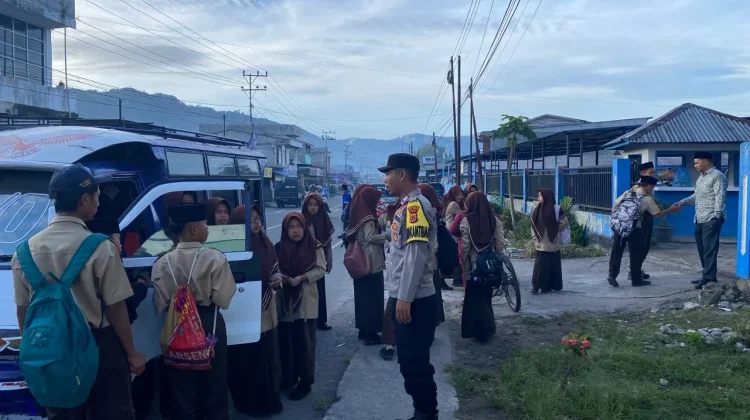 Polsek Pegasing Bantu Pelajar Menyeberang dan Lancarkan Lalu Lintas