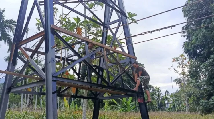 TNI dan Warga Percepat Pembangunan Jembatan Gantung di Lawe Pinis