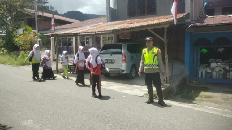 Polsek Bintang Bantu Seberangkan Anak Sekolah dan Atur Arus Lalu Lintas