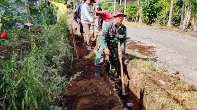 Babinsa dan Warga Gotong Royong Bangun Drainase di Desa Musara Pakat
