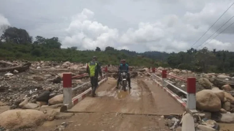 Babinsa Bandar Cek Kondisi Jembatan Aramco di tengah Tingginya Curah Hujan